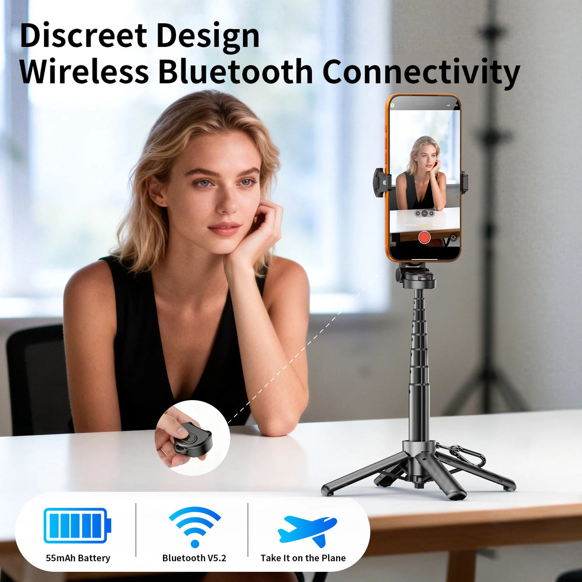 Eine Frau hält einen magnetischen Selfie-Stick-Handyhalter, der kabellose Bluetooth-Konnektivität demonstriert.