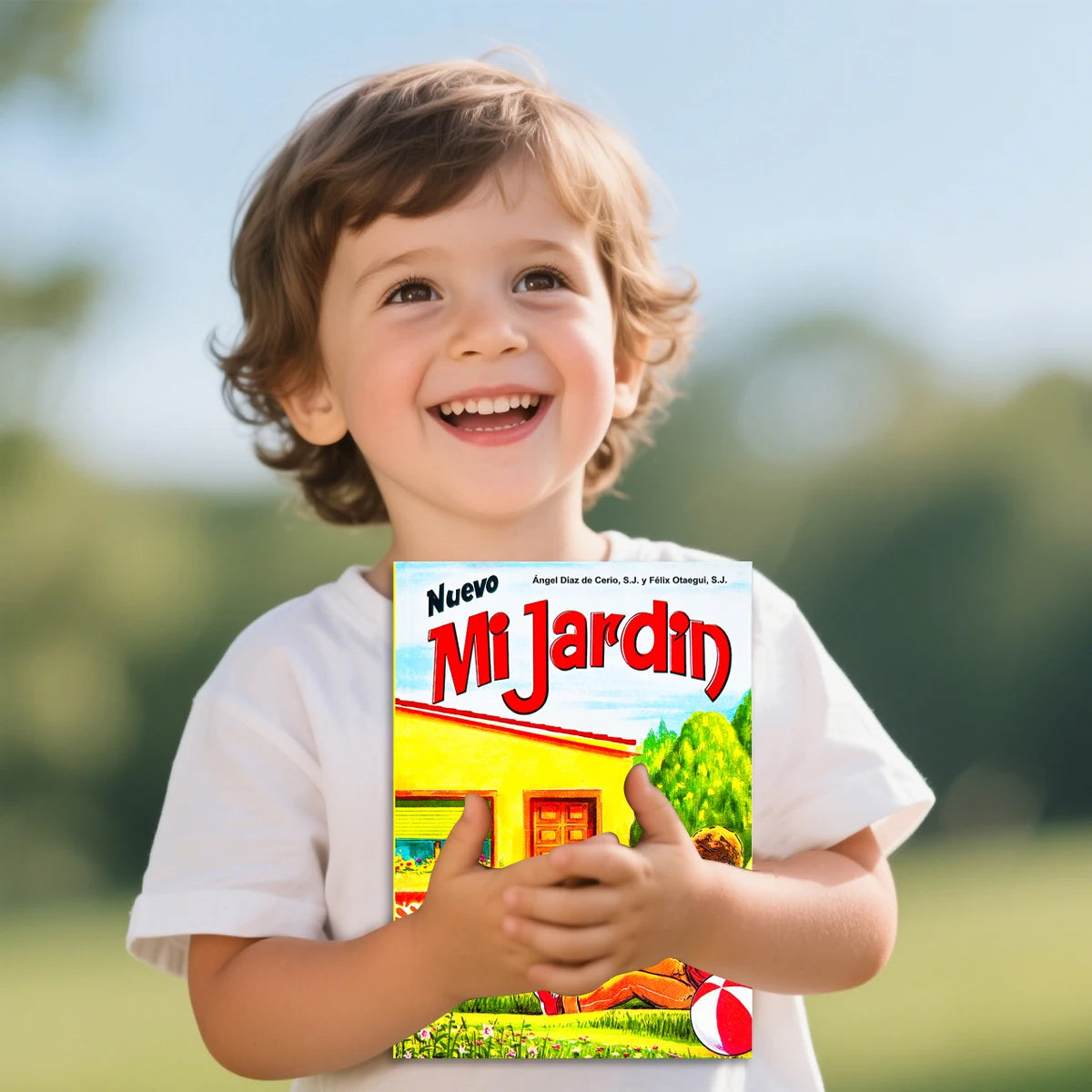 Ein lächelnder Junge hält ein Buch mit dem Titel Nuevo Mi Jardin Spanisch Lernbuch für Kinder.