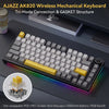 Gelbare und graue mechanische Tastatur mit RGB-Beleuchtung auf dunkler Oberfläche