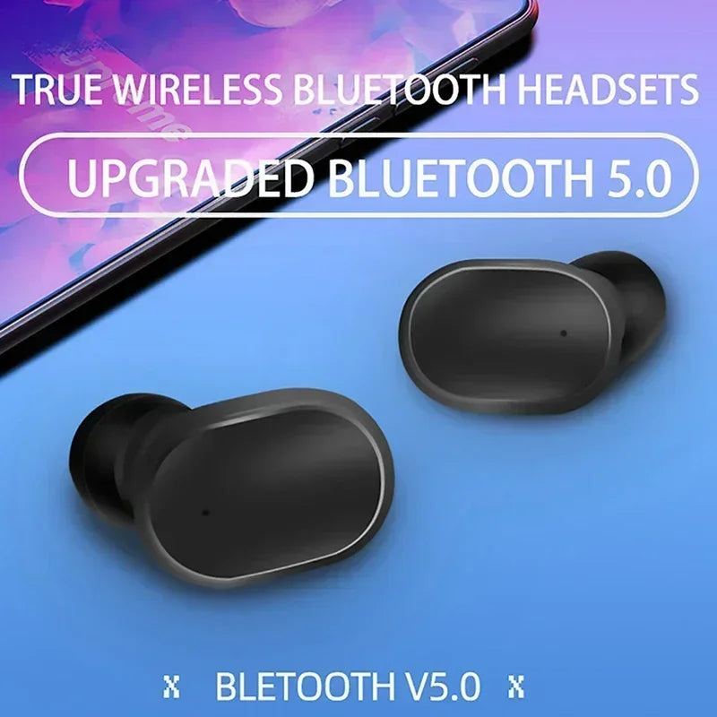 Ein Paar schwarze kabellose Bluetooth-Kopfhörer neben einem Smartphone, das Text über verbesserten Bluetooth 5.0 anzeigt