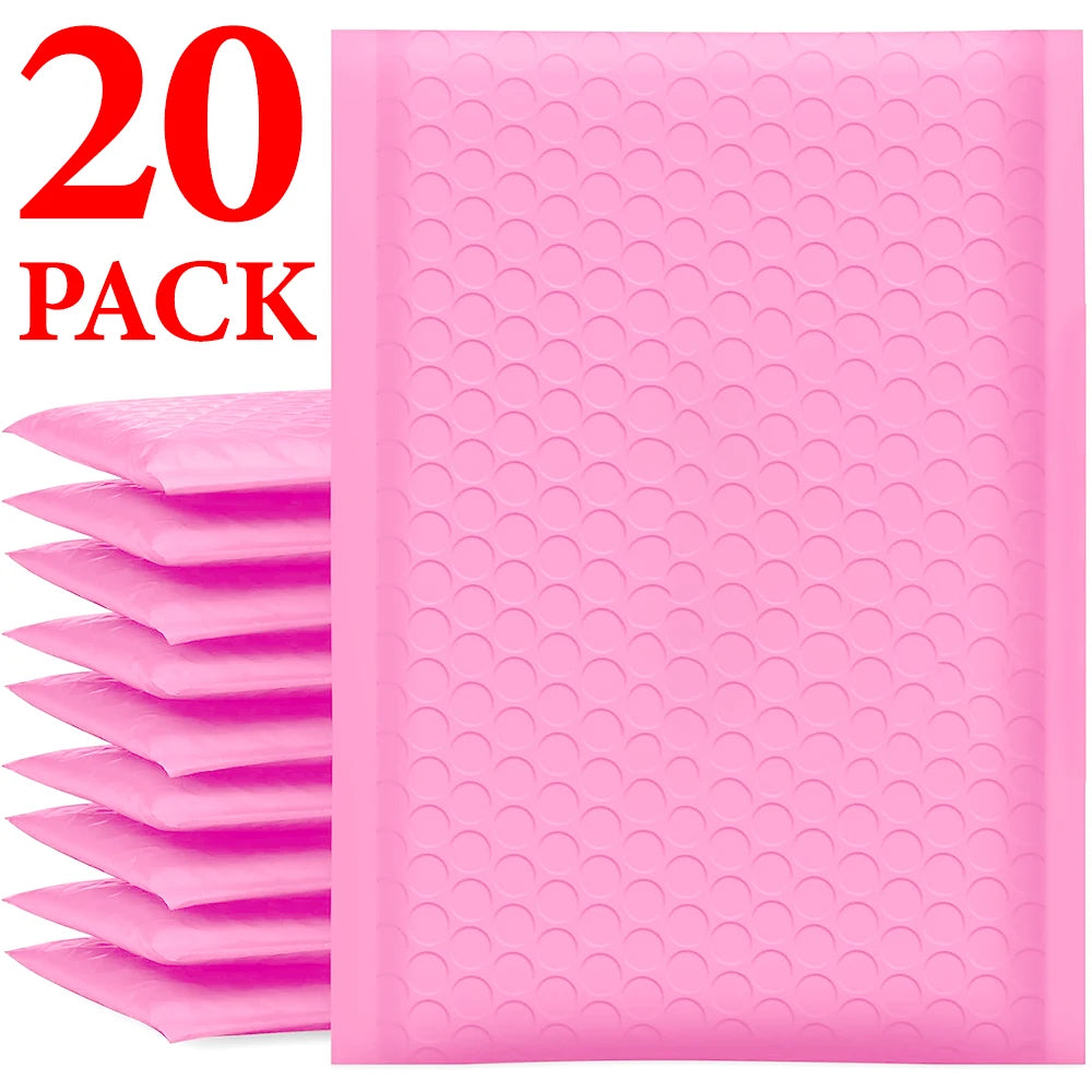 Eine Stapel zwanziger rosa wiederverwendbarer Poly-Blasen-Umschläge zum sicheren Versand.