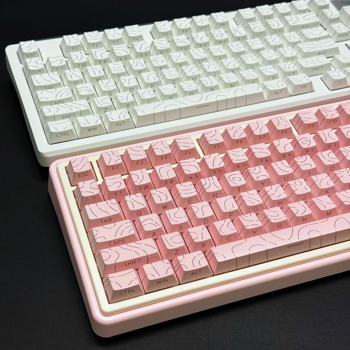 Vista cercana de una tecla de teclado mecánica con degradado rosa y teclas blancas.