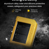 Boîtier M.2 NVMe SSD jaune avec caches de protection en silicone sur fond sombre texturé