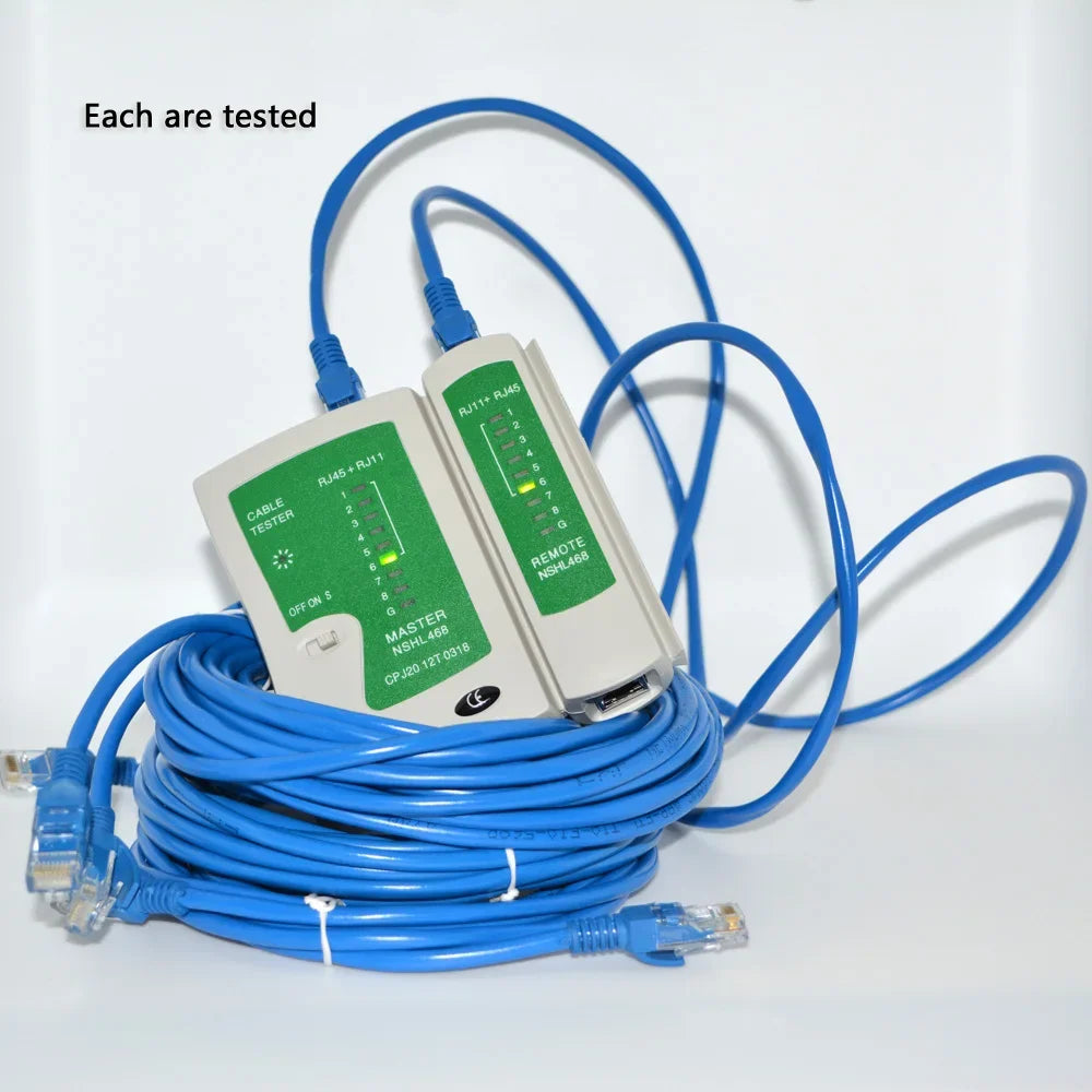 Dos dispositivos de prueba verdes y blancos con cables azules sobre un fondo blanco.