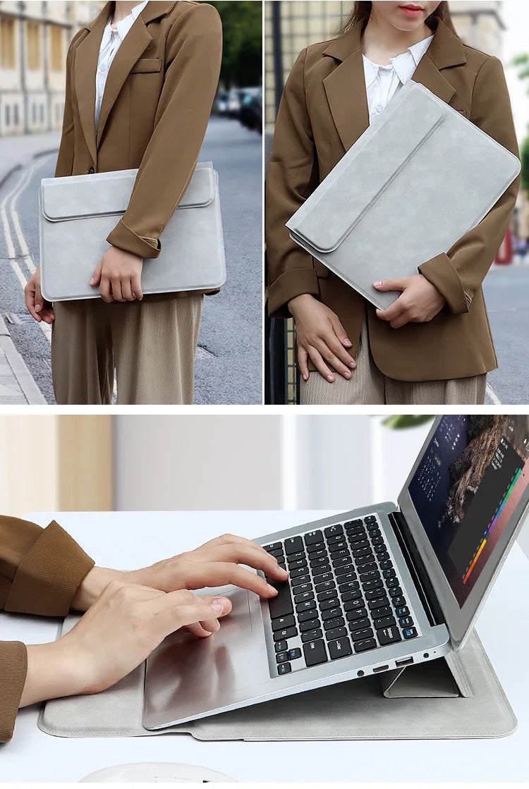 Eine Frau hält eine hellgraue Premium-Leder-Laptophülle und einen braunen Blazer, mit einem geöffneten Laptop auf einer weiße