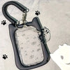 Schwarzer Silikon-Katzen-Anhänger mit Chip-Halterung und Pfotenspuren-Anhänger.