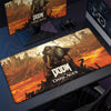 حصيرة مكتب ألعاب بتصميم من لعبة Doom The Dark Ages بألوان برتقالية نارية وسوداء.