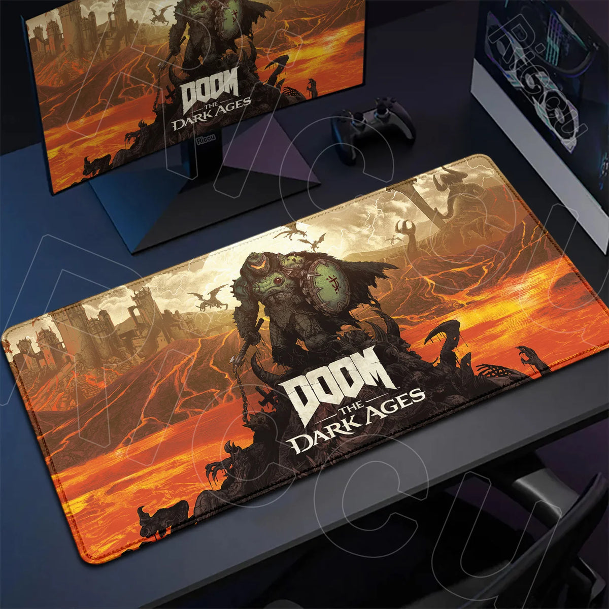 حصيرة مكتب ألعاب بتصميم من لعبة Doom The Dark Ages بألوان برتقالية نارية وسوداء.