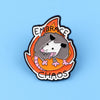 Broche émail avec la tête d'un loup féroce enveloppée de flammes, avec les mots 'Embrace Chaos' autour.