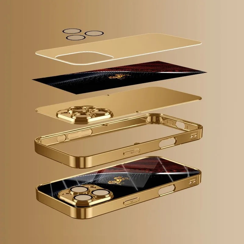 Ein Set goldener metallischer Hüllen und Covers für ein iPhone auf beigem Hintergrund.
