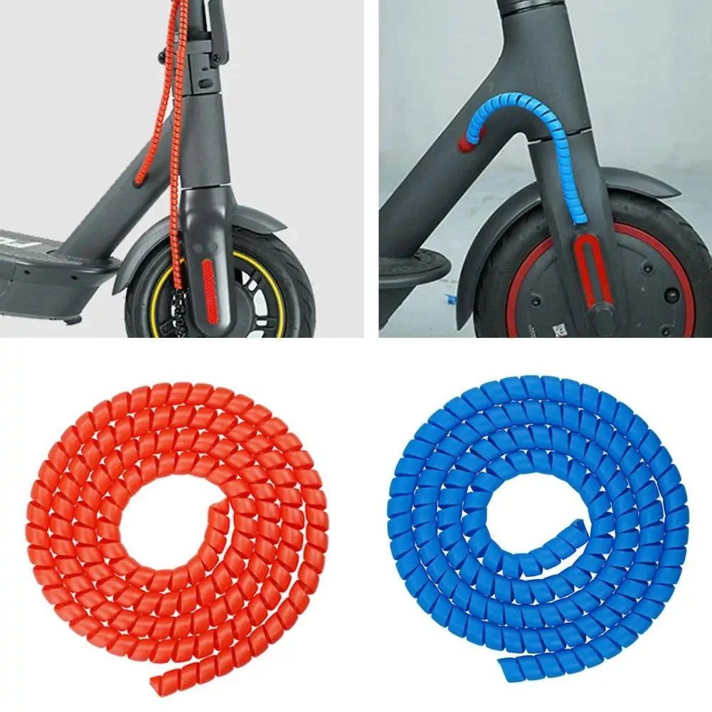 Protections en silicone rouge et bleu pour enrouler les câbles de scooter, présentées sous différentes formes
