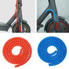 Protections en silicone rouge et bleu pour enrouler les câbles de scooter, présentées sous différentes formes