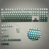 Eine Sammlung von individuellen doppelten Druck-Keycaps für eine mechanische Tastatur in verschiedenen Layouts und Farben.
