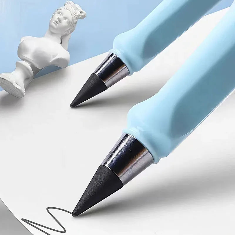 Gros plan d'un crayon à écrire bleu clair avec une pointe noire posé sur du papier blanc, à côté d'une petite sculpture blanc