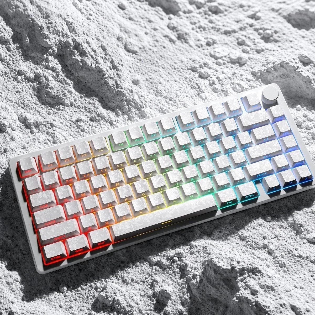 Nahaufnahme einer mechanischen Tastatur mit Kohlenstoffmuster-Tasten und mehrfarbiger Beleuchtung auf weißem Untergrund.