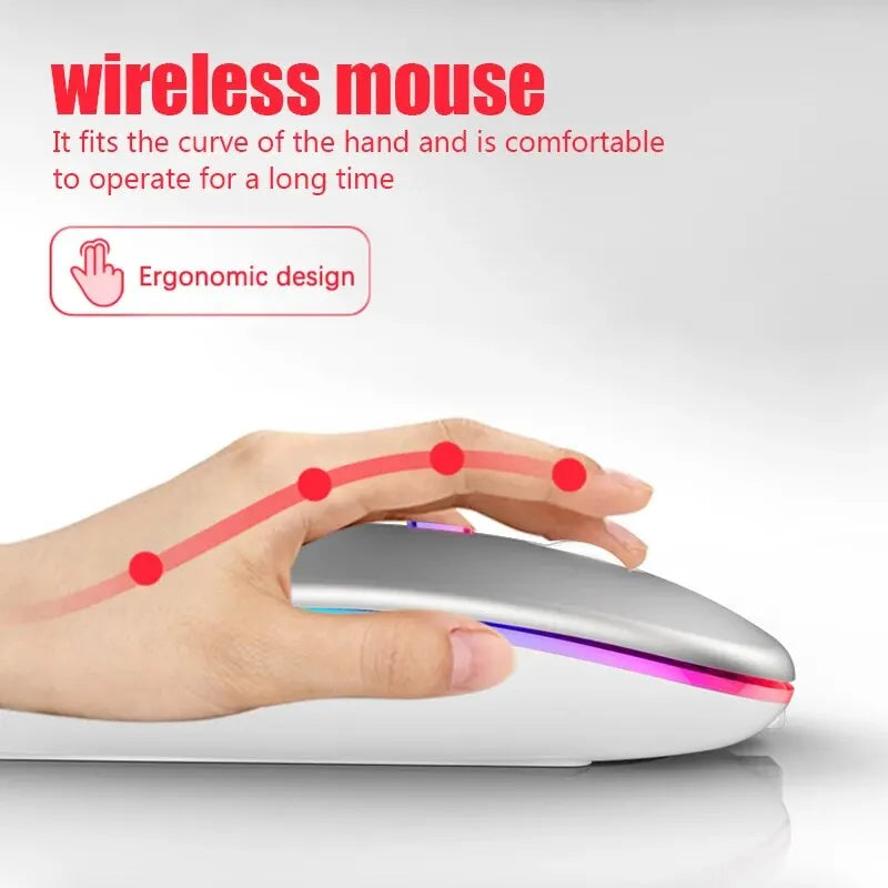 Eine Hand hält eine silberne kabellose Maus mit RGB-Lichtfunktion und demonstriert deren ergonomisches Design.