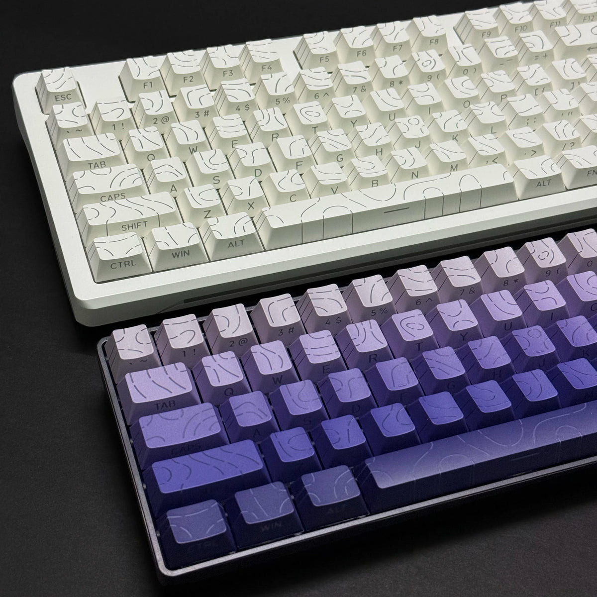 Primer plano de un teclado mecánico con teclas de gradiente morado sobre una superficie oscura.