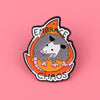 Broche émail représentant une tête de loup stylisée avec des flammes orange lumineuses et le texte Embrace Chaos.