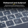 Gros plan sur un clavier d'ordinateur portable avec des gouttelettes d'eau, montrant la protection étanche et anti-poussière.