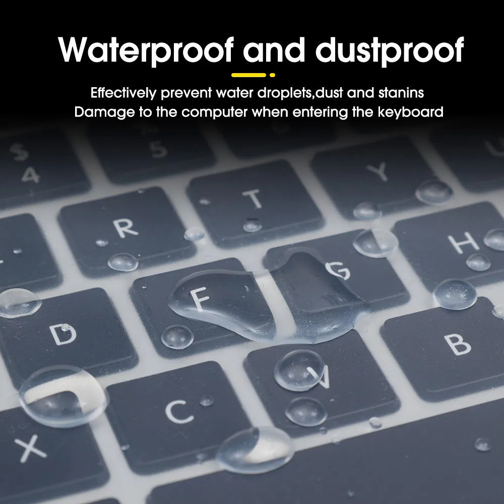 Gros plan sur un clavier d'ordinateur portable avec des gouttelettes d'eau, montrant la protection étanche et anti-poussière.
