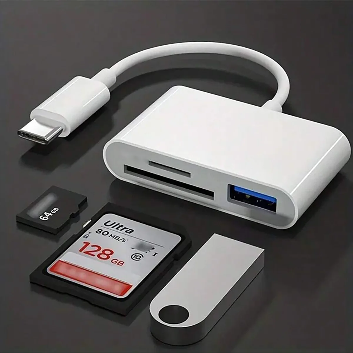 Weißer 3-in-1 Type-C Kartenleser mit Anschluss, Speicherkarte und Adapter, mit weißem Kabel daneben.