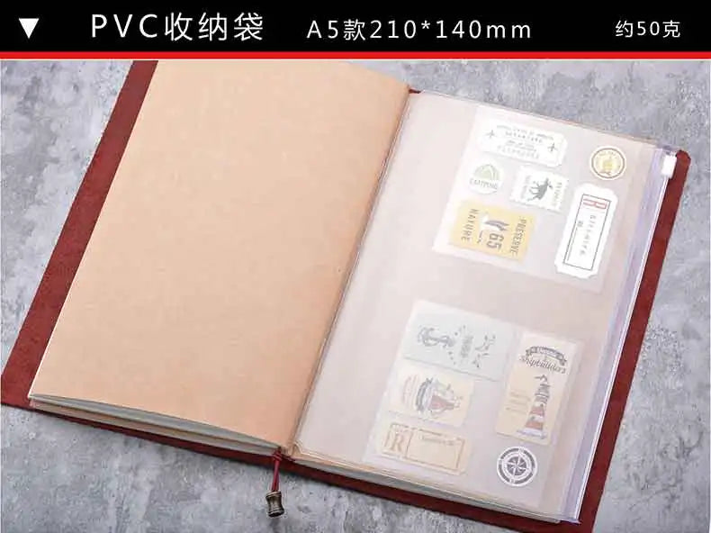 Un cuaderno marrón con un bolsillo de plástico transparente mostrando varias tarjetas y objetos pequeños dentro