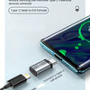 Ein USB-C-Adapter verbindet ein iOS-Mobiltelefon mit einem Gerät für Aufladen und Datenübertragung.