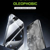 Primer plano de un juego de protectores triples para iPhone mostrando el recubrimiento oleofóbico anti-huellas.