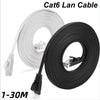 بكرة من كابلات شبكة Cat6 سوداء مع موصلات بجانب بكرة من كابلات Cat6 بيضاء.