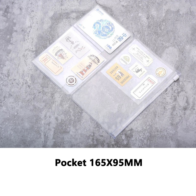 Organizador de bolsillo de plástico transparente con tarjetas y artículos pequeños para viajar y almacenar.