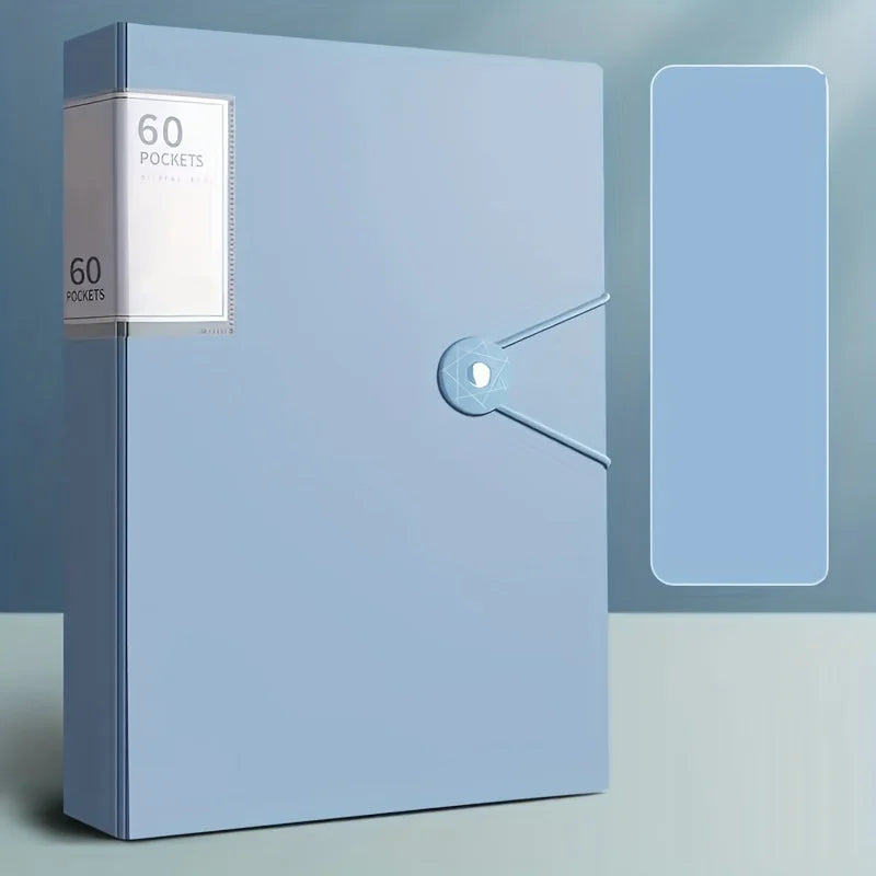 Carpeta azul claro con hebilla plateada y ranura para 60 bolsillos de organización de documentos.