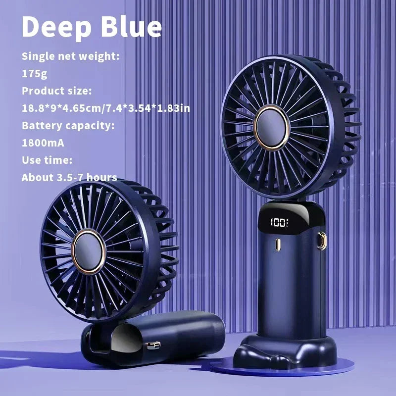 Un ventilador mini portátil azul oscuro, mostrando su cabeza y base, destacando diseño y características.