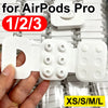Embouts en silicone blancs de remplacement pour AirPods Pro, insérés dans une coque de chargement.