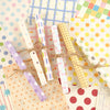 Papel de scrapbook a cuadros rosa para diario con papeles y cintas estampados.