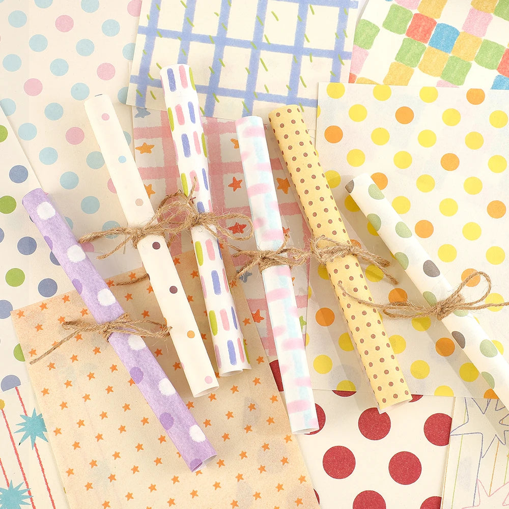 Papel de scrapbook a cuadros rosa para diario con papeles y cintas estampados.