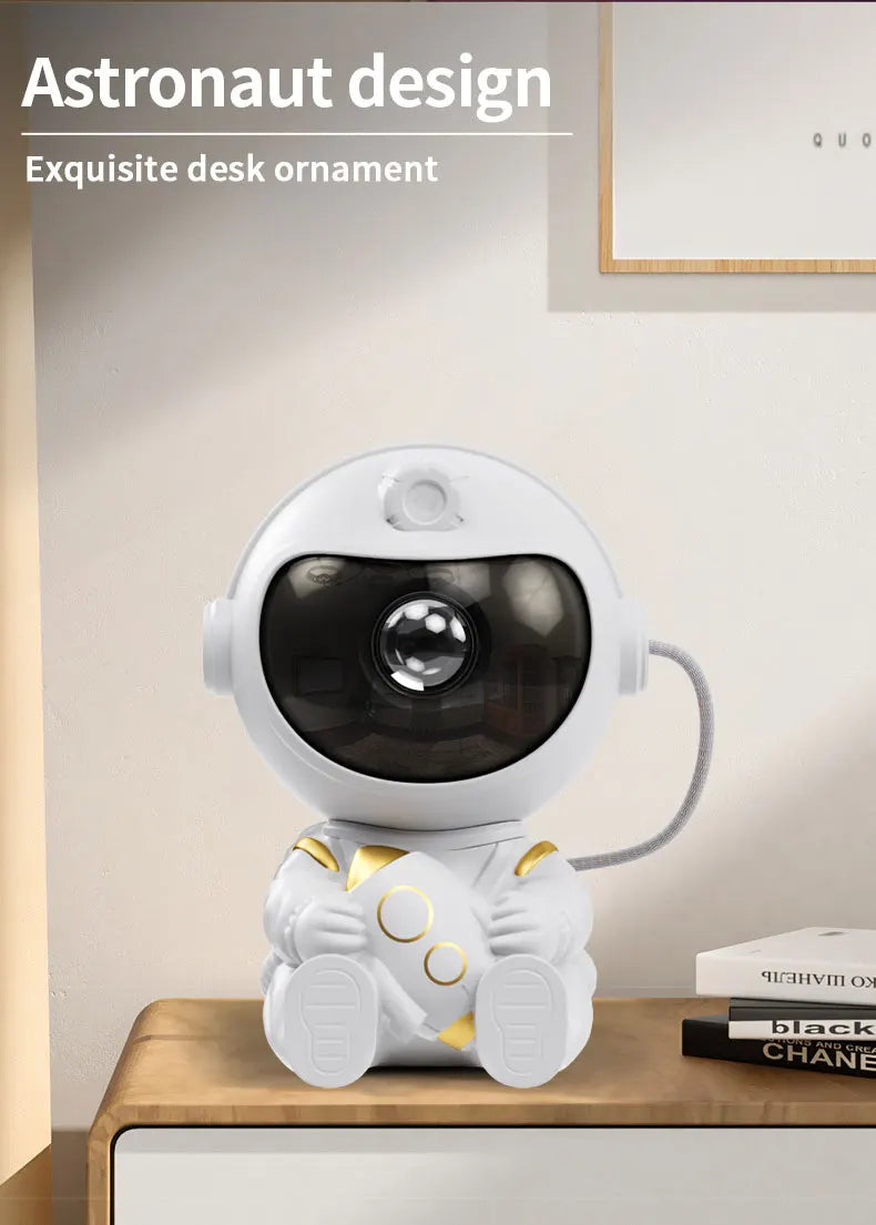 Ornement de bureau astronaute blanc avec visière sphérique et combinaison détaillée, sur une surface en bois.