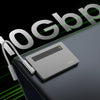 Portables NVMe SSD-Gehäuse mit Kabel, mit Anzeige 10GBPS im Hintergrund