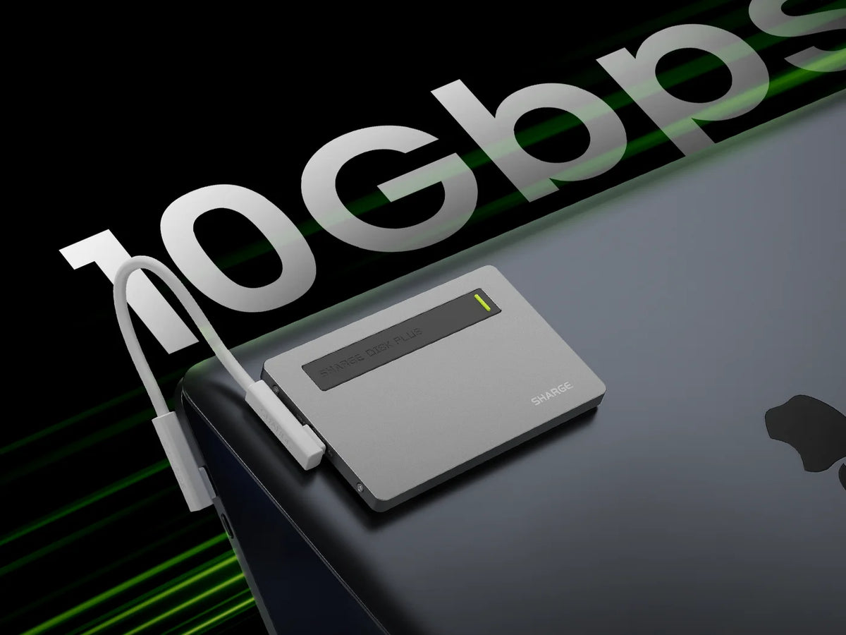Portables NVMe SSD-Gehäuse mit Kabel, mit Anzeige 10GBPS im Hintergrund