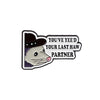 Broche émail noire avec visage de lapin blanc et gris portant un chapeau de cow-boy et le texte You've yee'd your last paw pa