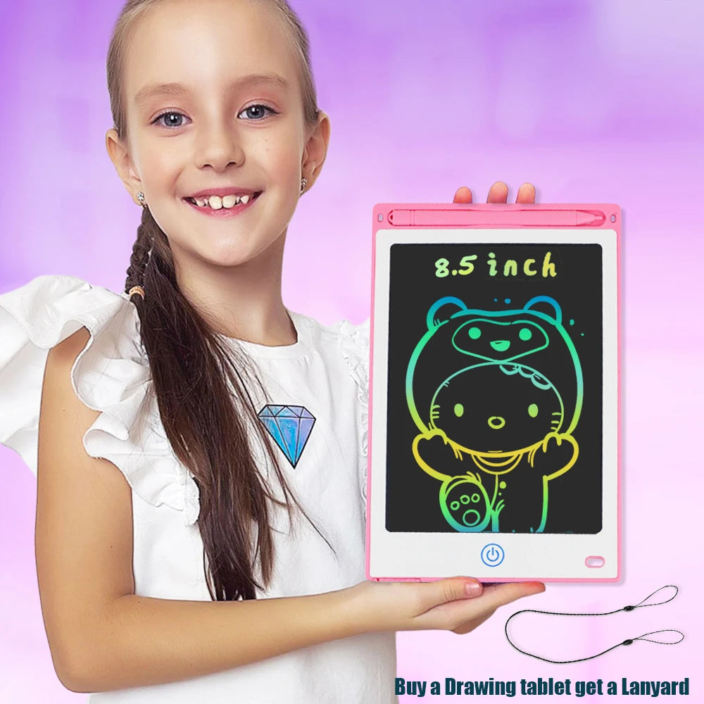 Ein junges Mädchen hält ein pinkes LCD-Zeichenpad mit einer grünen Cartoon-Figur auf violettem Hintergrund.